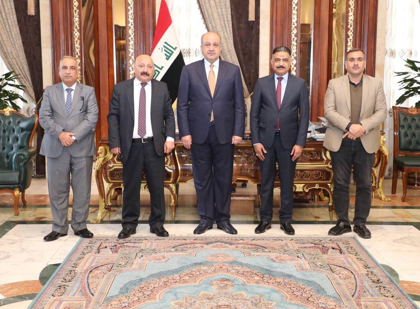 رئيس هيأة التصنيع الحربي يزور وزير الدفاع لبحث سبل التعاون المشترك